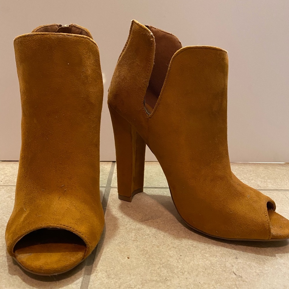 BURNT ORANGE HEELS